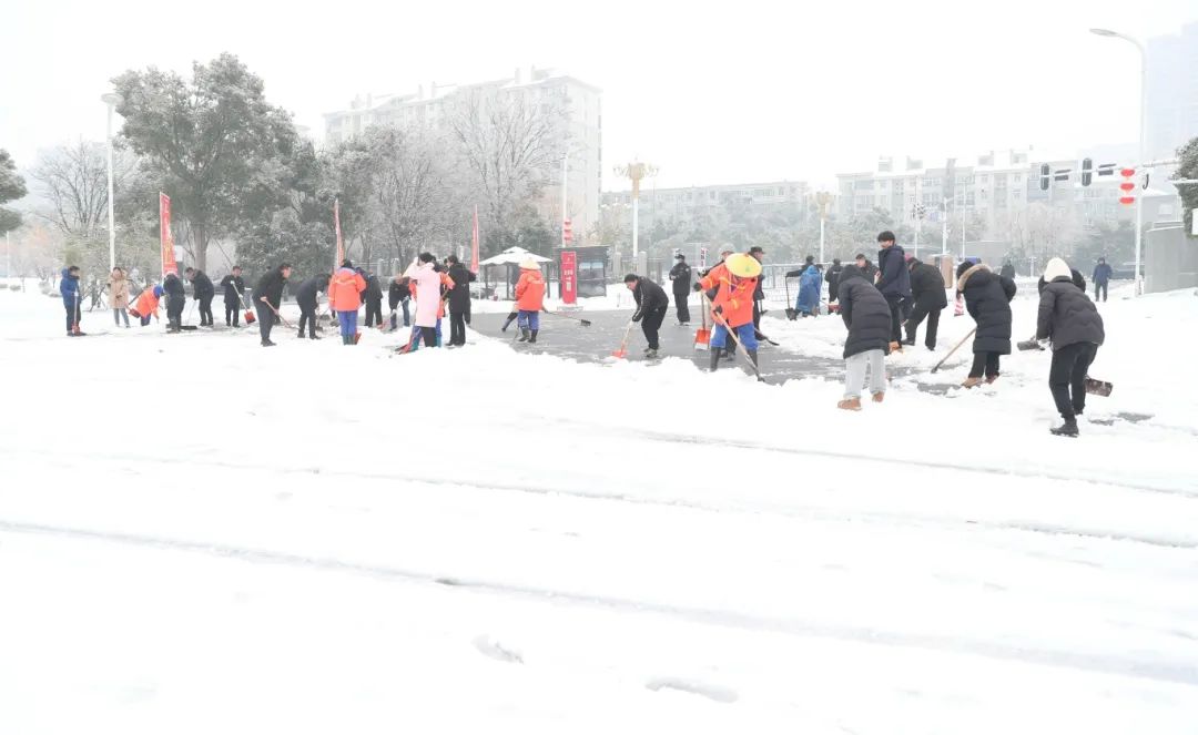 扫雪除冰保安全，平平安安过大年