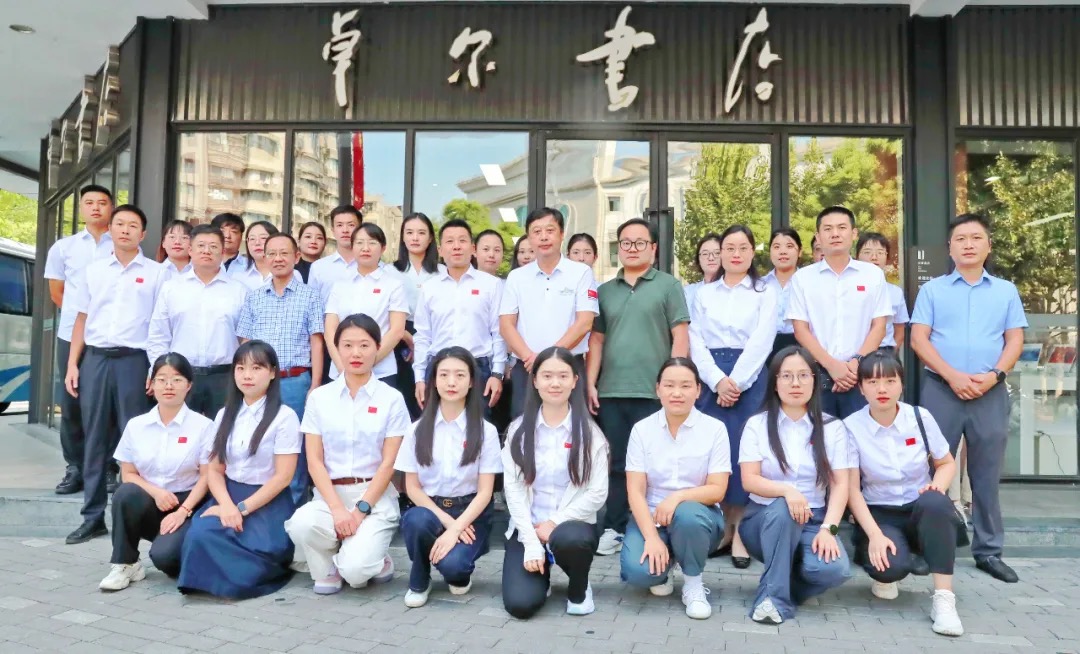 领略书法艺术之美 学习文化产业知识 集团职工赴卓尔书店参观学习