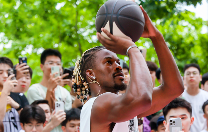 现场沸腾！NBA球星巴特勒空降中国车谷·武汉体育中心