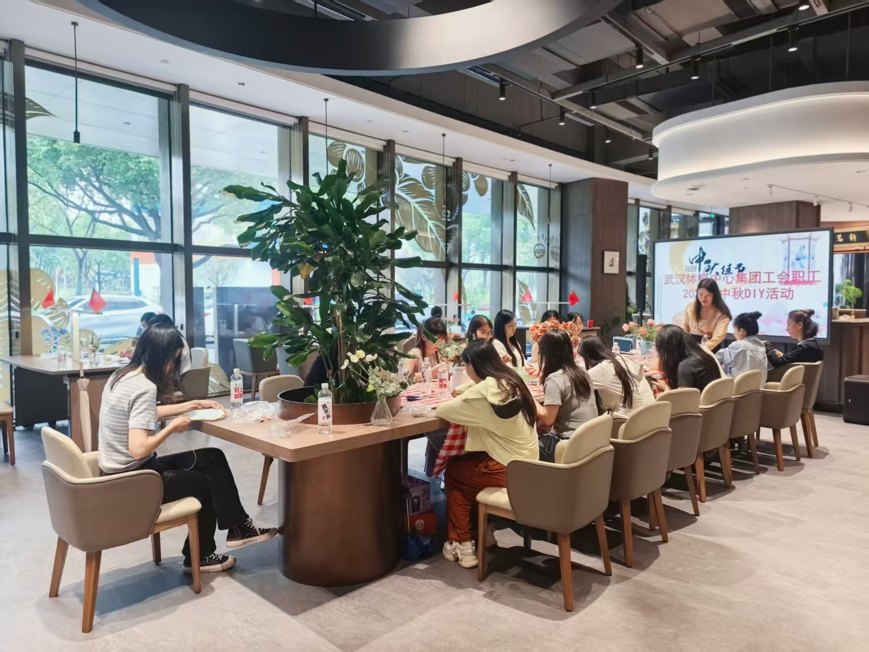 月满中秋，扇韵团圆 | 武体集团工会举办中秋团扇制作活动