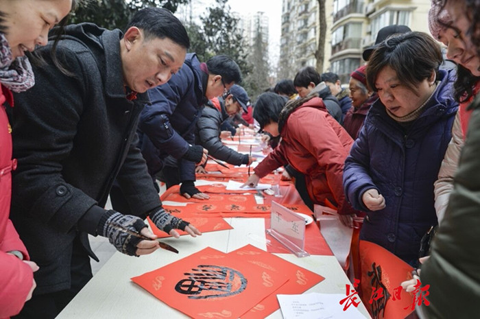 这一天，居民激动了，第一次在社区里升国旗唱国歌(图1)