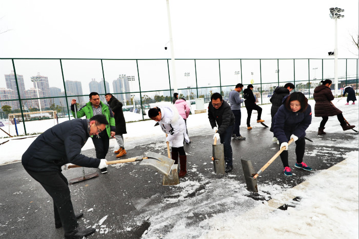 一场雪，体育中心美得不要不要的 但最美的风景还是他们(图5)