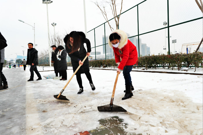 一场雪，体育中心美得不要不要的 但最美的风景还是他们(图9)