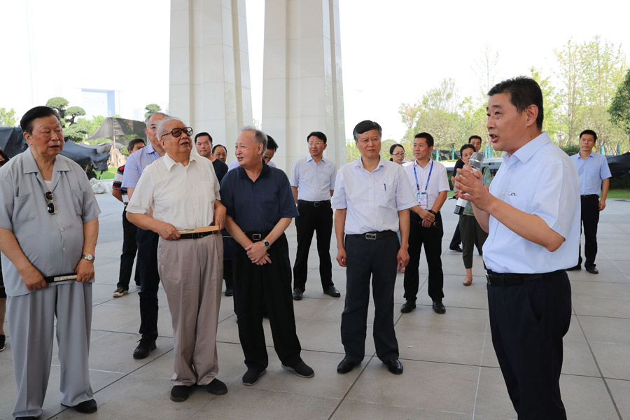 省老领导考察武汉体育中心(图1)
