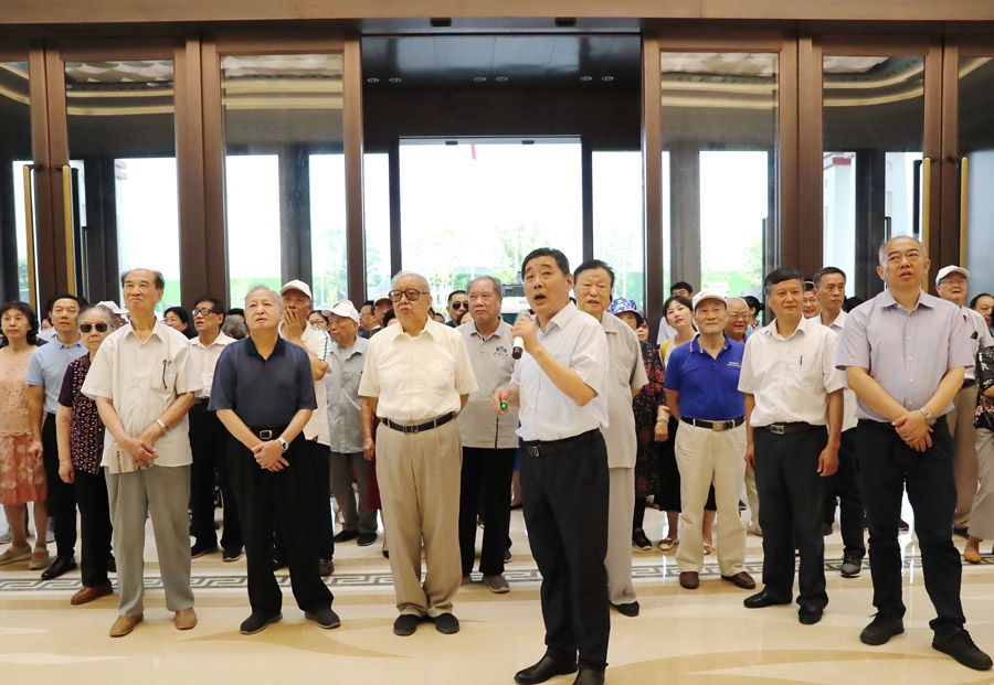 省老领导考察武汉体育中心(图2)