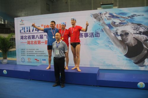 省第十四届成人游泳公开赛在体育中心举行