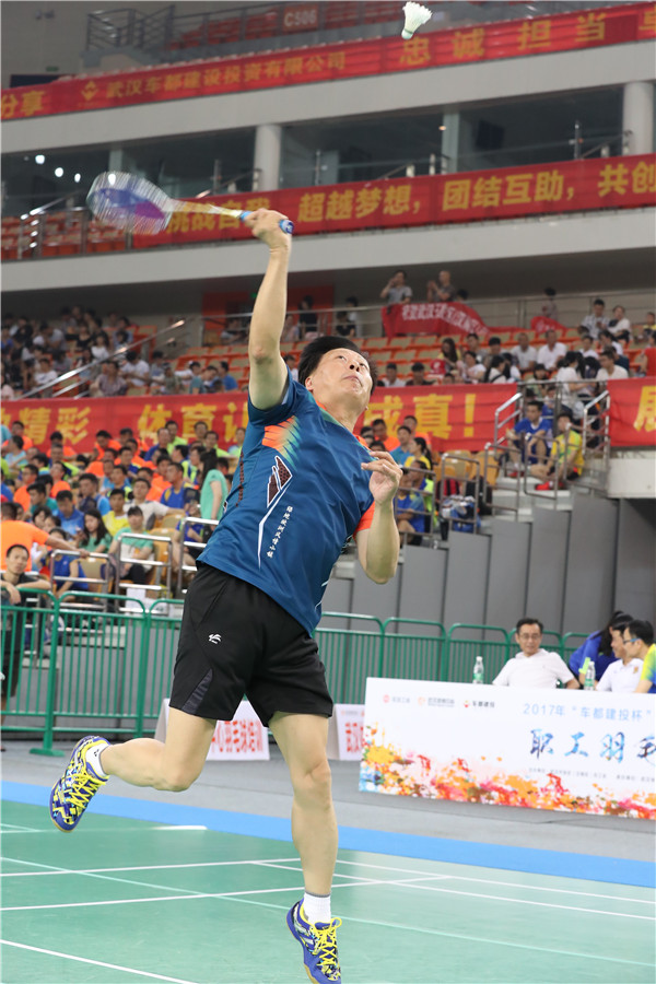 车都举办全区职工羽毛球比赛 在国际比赛场馆挥拍(图3)