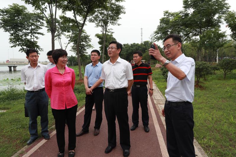 李述永考察武汉城市足球公园(图1)