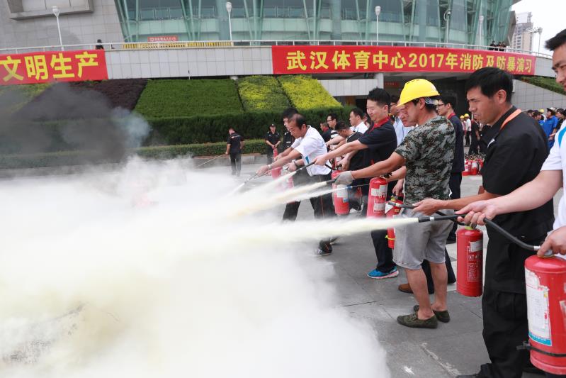 武汉体育中心成立14年无安全事故 消防演练成员工“必修课”(图4)