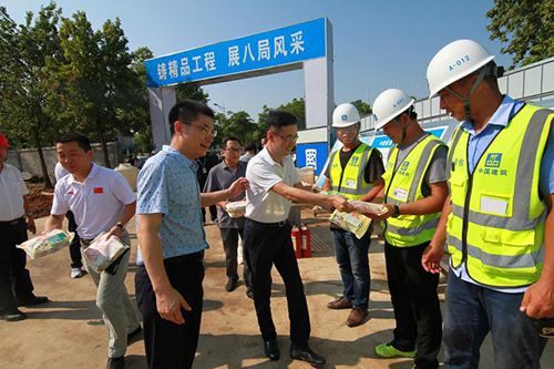 冯爱明慰问高温作业人员(图1)