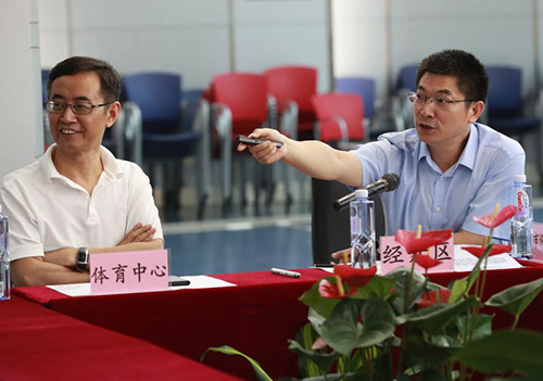 刘英姿来体育中心考察七军会场馆建设(图2)