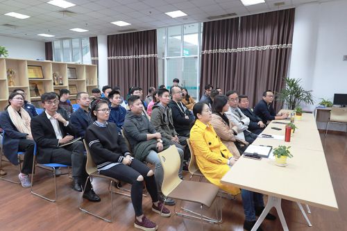 武汉体育中心集中收看十九大开幕式(图1)