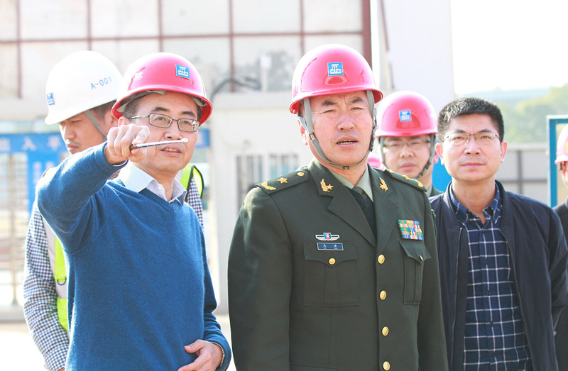省军区司令员马涛调研武汉体育中心军运会场馆建设