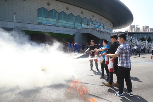 武汉体育中心成立16年无安全事故 消防演练成员工“必修课”