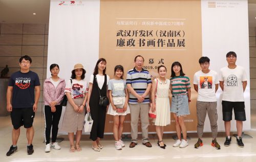 武汉体育中心组织参观廉政书画作品展(图2)