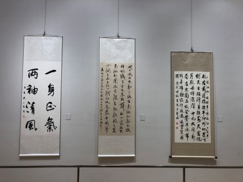 武汉体育中心组织参观廉政书画作品展(图4)