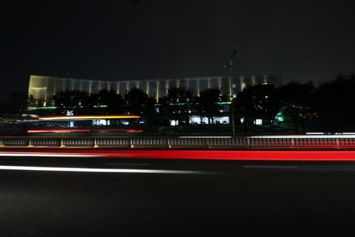 主媒体中心点亮车都夜景(图2)
