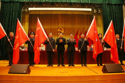 四百建设者奋战军运会主场馆(图5)