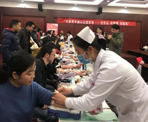 献出一滴血  汇聚一份爱 ——武汉体育中心组织开展无偿献血活动(图1)