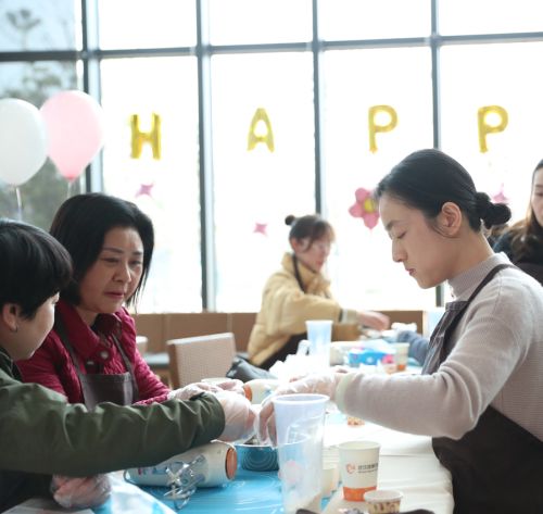 巧手做糕点，甜蜜迎佳节 ▏武汉体育中心举行“三八”妇女节关爱活动(图3)