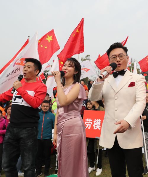 “与军运同行”徒步活动上演“快闪”  武汉体育中心作为企业代表队第一方阵登场(图7)