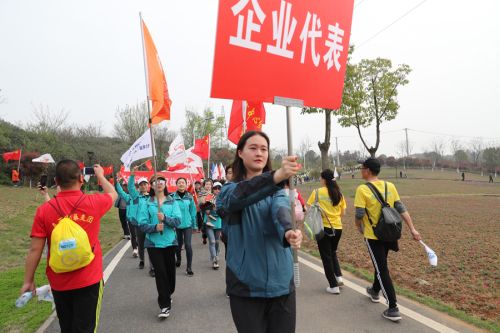 “与军运同行”徒步活动上演“快闪”  武汉体育中心作为企业代表队第一方阵登场(图9)