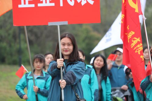 “与军运同行”徒步活动上演“快闪”  武汉体育中心作为企业代表队第一方阵登场(图13)