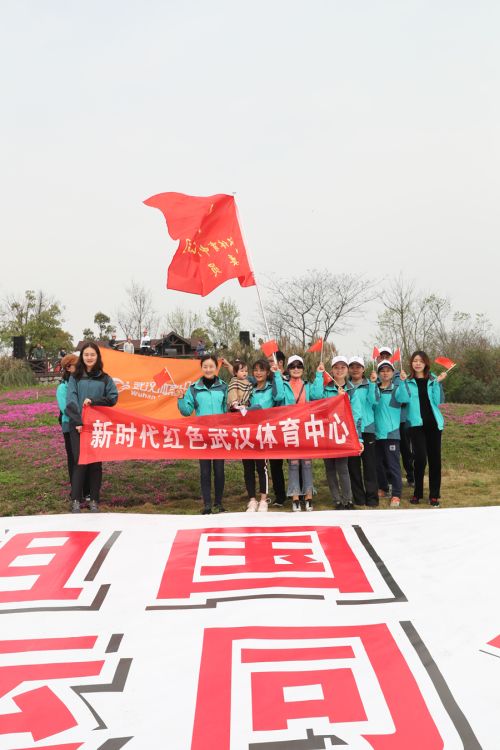 “与军运同行”徒步活动上演“快闪”  武汉体育中心作为企业代表队第一方阵登场(图12)