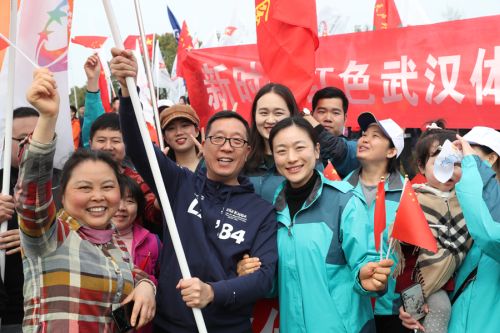 “与军运同行”徒步活动上演“快闪”  武汉体育中心作为企业代表队第一方阵登场