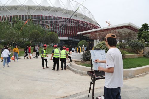 致敬军运劳动者  手绘最美奋斗人 华师美院学生为军运会建设者画像(图1)