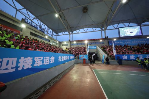 为劳动者而歌 为军运会而舞 迎“五一”武汉开发区为800军运建设者送演出(图2)