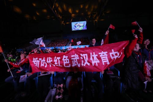 为劳动者而歌 为军运会而舞 迎“五一”武汉开发区为800军运建设者送演出(图1)