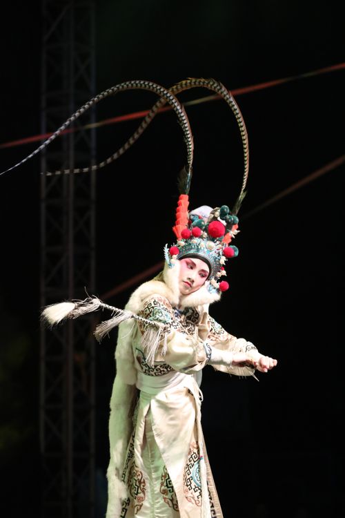 为劳动者而歌 为军运会而舞 迎“五一”武汉开发区为800军运建设者送演出(图3)