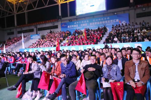 为劳动者而歌 为军运会而舞 迎“五一”武汉开发区为800军运建设者送演出(图10)