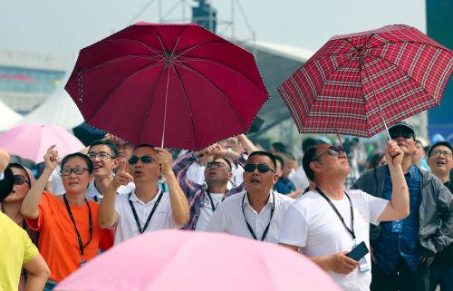 2019国际航联世界飞行者大会在我区开幕 顶尖飞行员翱翔“天空之城”(图4)