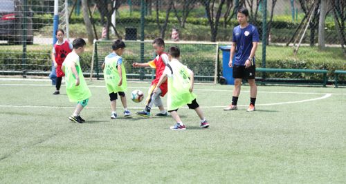 武汉体育中心开展“双进双服务”活动 为结对社区小朋友开展足球培训(图4)