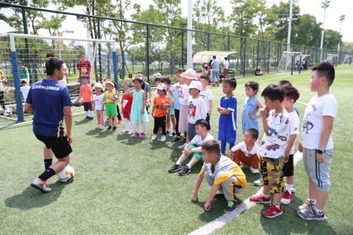 武汉体育中心开展“双进双服务”活动 为结对社区小朋友开展足球培训(图1)