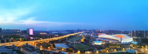 军运会倒计时30天  灯海点亮“军运”主场夜色  中国车都，熠熠发光(图2)