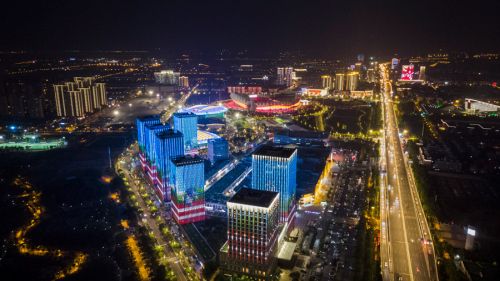 军运会倒计时30天  灯海点亮“军运”主场夜色  中国车都，熠熠发光(图3)