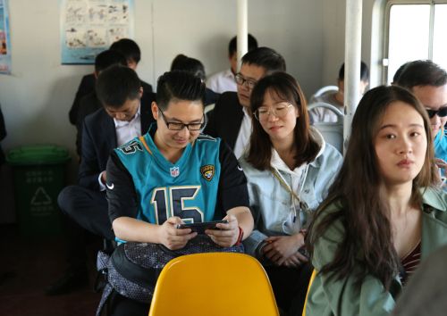 武汉体育中心组织开展秋季户外拓展活动(图1)