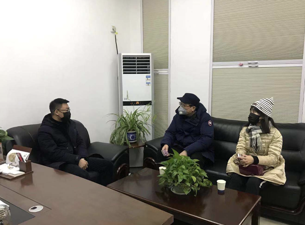 公司领导带队进村入户开展疫情防控宣传(图2)