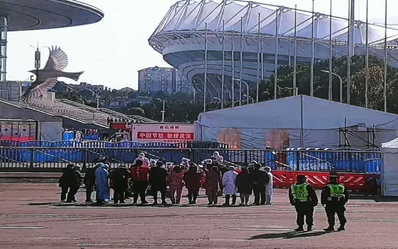 武汉体育中心方舱医院首批8名患者出院(图1)