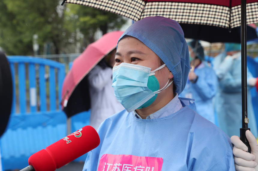 武汉体育中心方舱医院迎来“出舱”高峰 164名患者康复出院 彭浩等领导慰问治愈患者(图3)