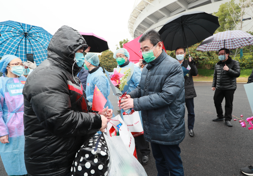 武汉体育中心方舱医院迎来“出舱”高峰 164名患者康复出院 彭浩等领导慰问治愈患者(图1)