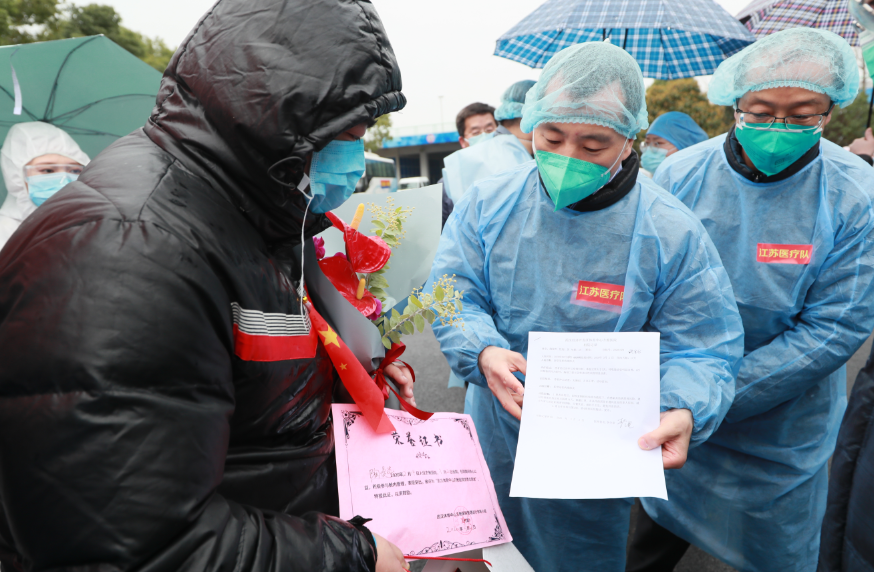 武汉体育中心方舱医院迎来“出舱”高峰 164名患者康复出院 彭浩等领导慰问治愈患者(图5)