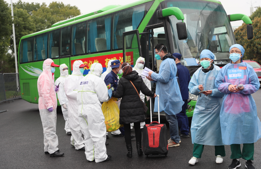 武汉体育中心方舱医院迎来“出舱”高峰 164名患者康复出院 彭浩等领导慰问治愈患者(图6)