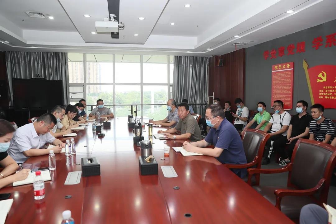 公司召开防汛抗洪工作动员会 会后吴志锋带队巡查堤防(图2)