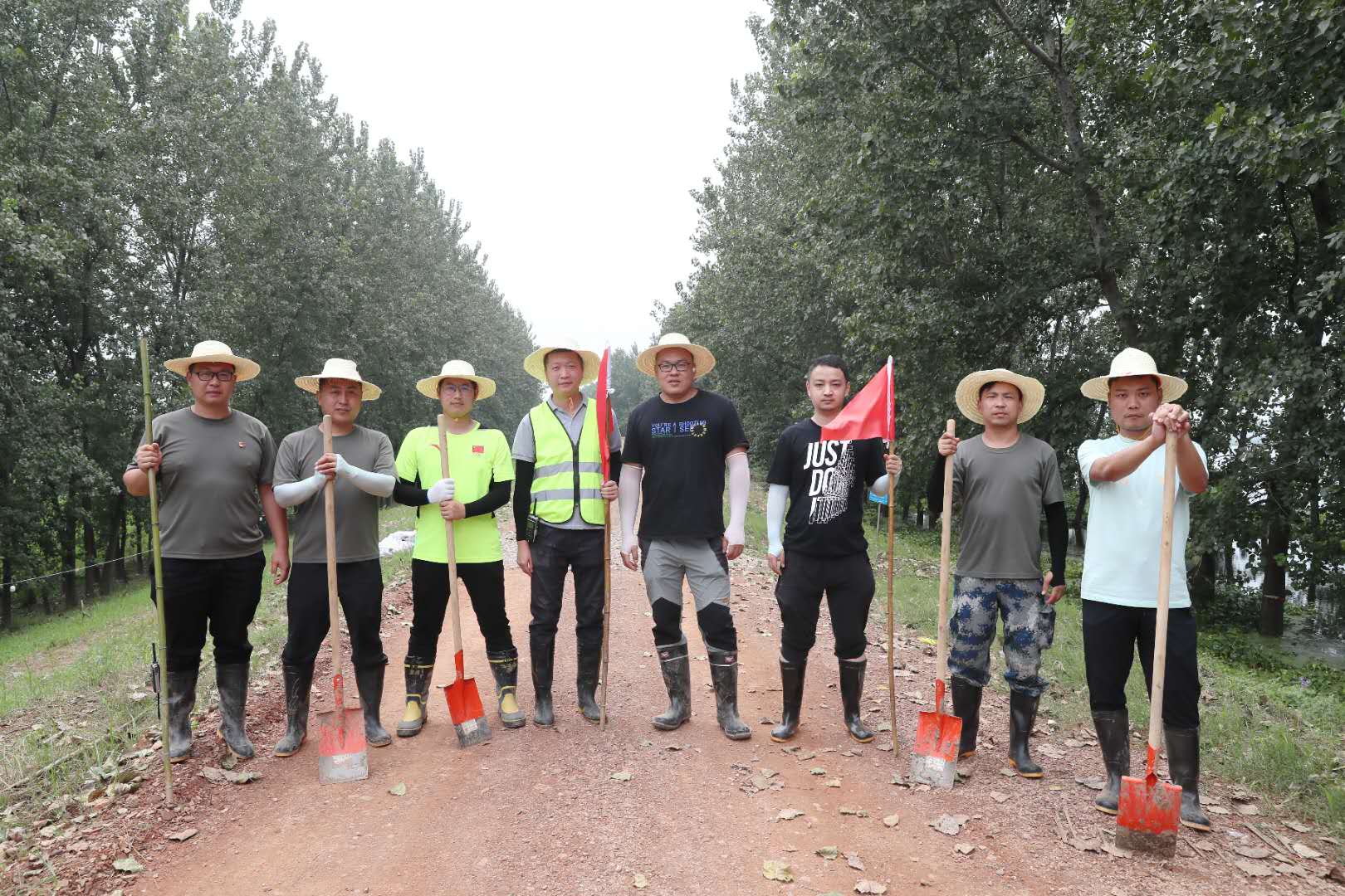 吴志锋带队巡堤(图3)