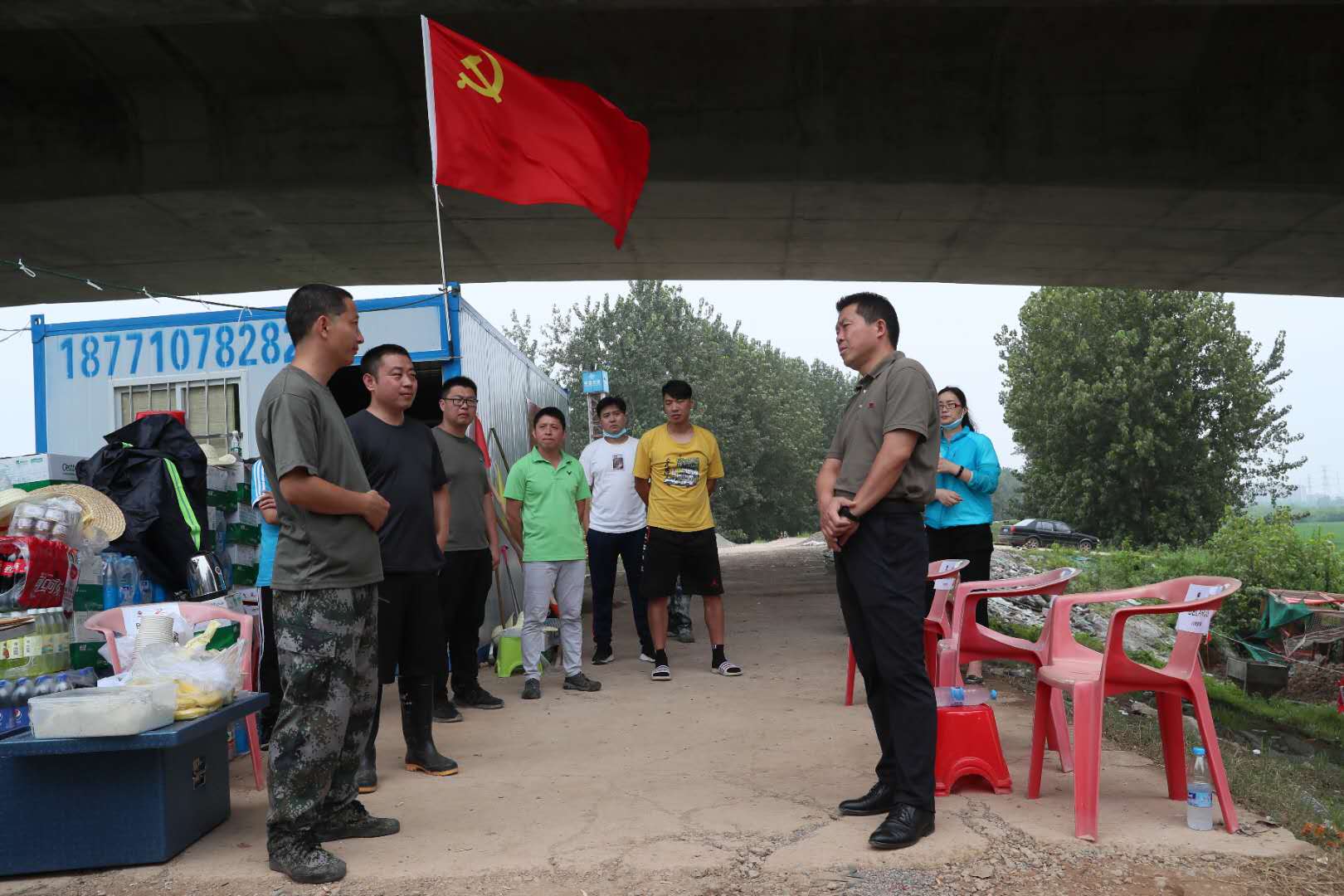 吴志锋带队巡堤(图2)