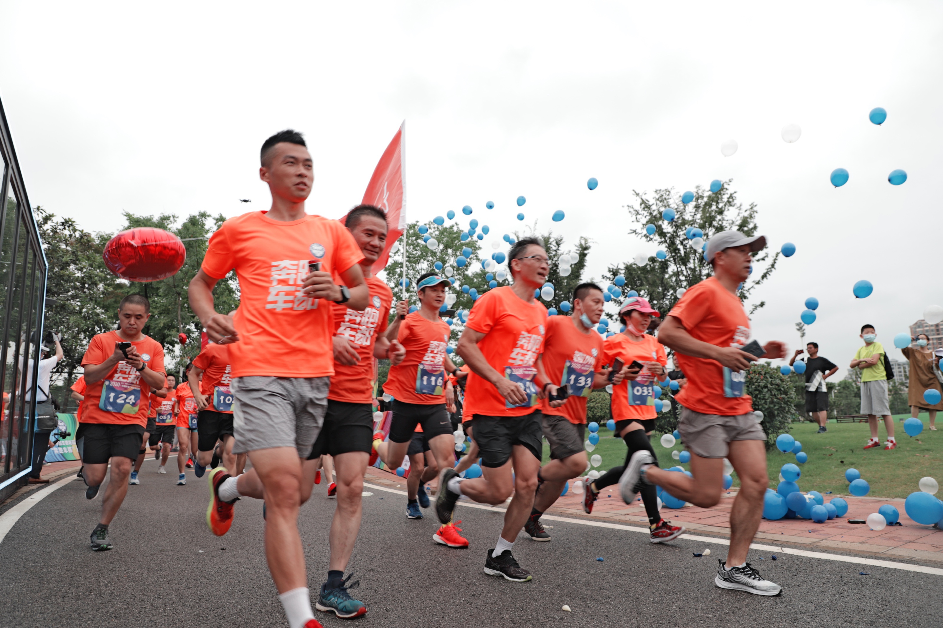 2020“奔跑车都”迷你马拉松开跑(图4)